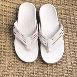 Vionic Thong Sandals(Tide Fallyn)- Size 9 M Cream